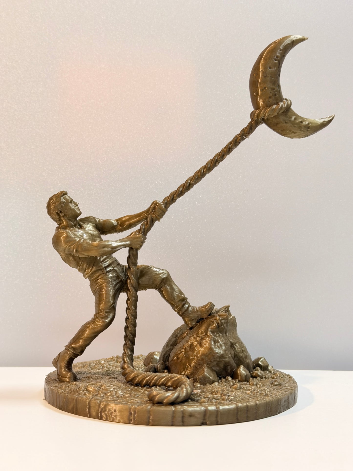Scultura "Lui le promise la Luna"