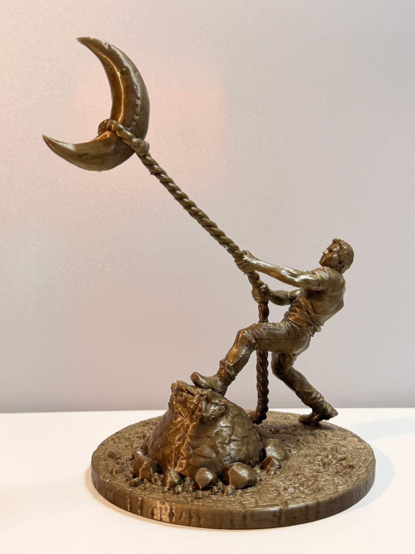 Scultura "Lui le promise la Luna"