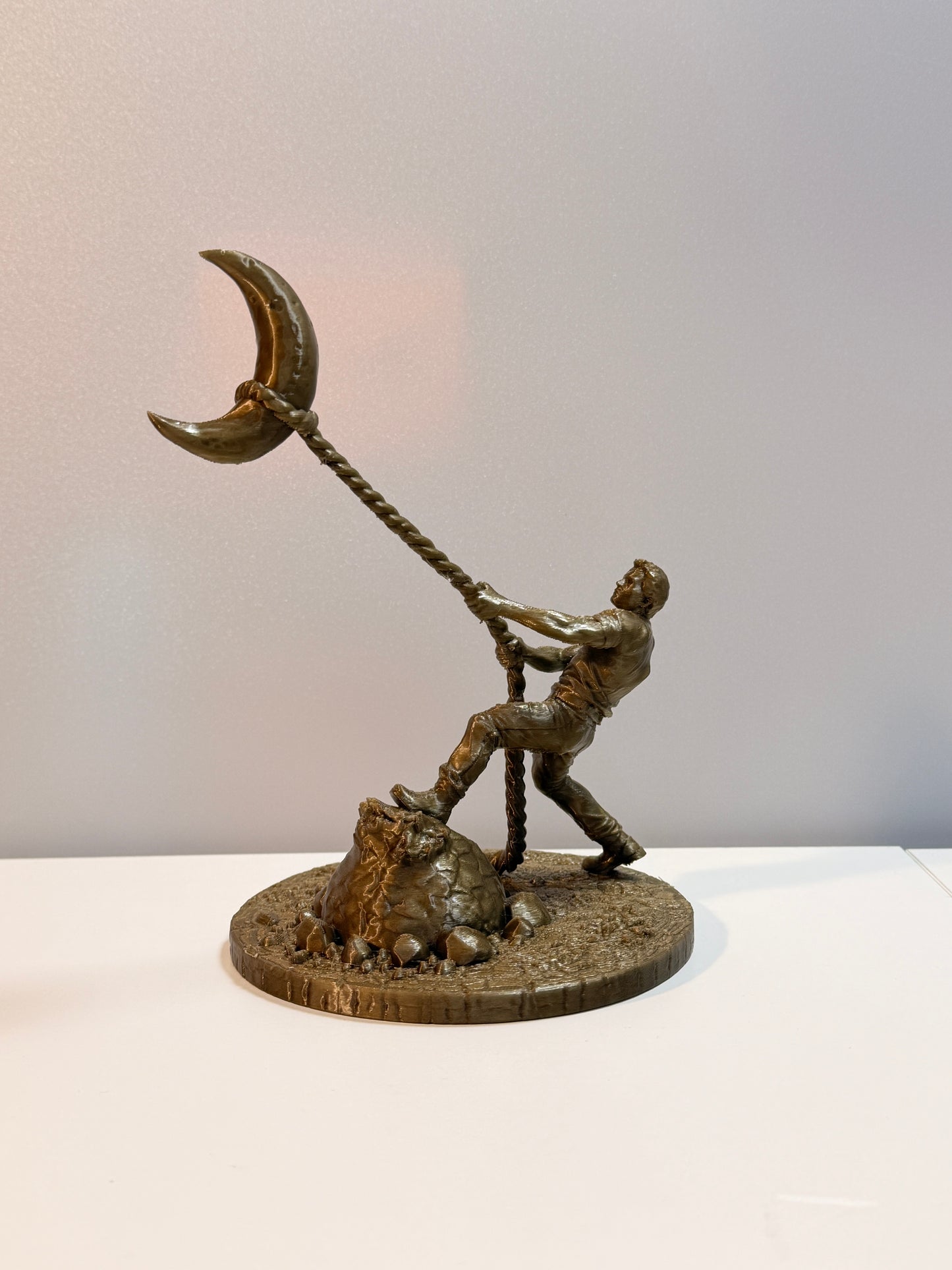 Scultura "Lui le promise la Luna"